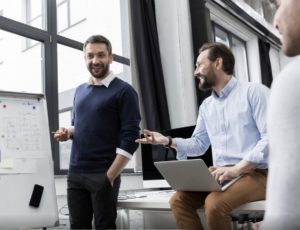 equipo de desarrolladores compartiendo ideas