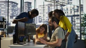 equipo de programadores colaborando